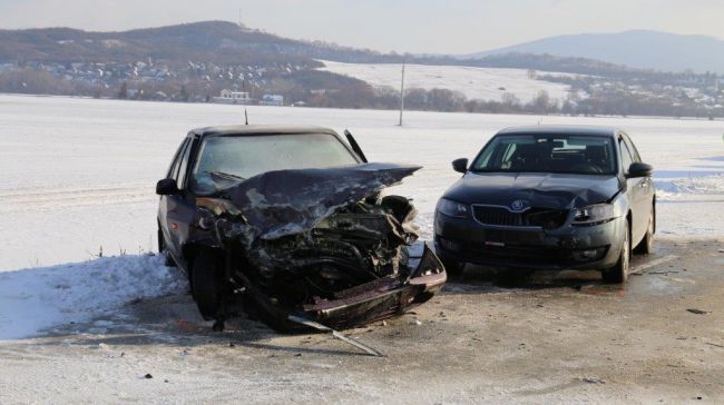Pri zrážke troch áut neďaleko Košíc utrpeli ťažké zranenia dvaja vodiči