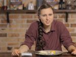 Video: Ako zhodnotí kapra a zemiakový šalát Nór, Kanaďanka, Austrálčanka či Ind?