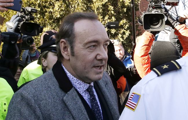 Kevin Spacey sa nesmie priblížiť k mladíkovi, ktorého údajne obťažoval