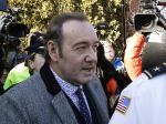 Kevin Spacey sa nesmie priblížiť k mladíkovi, ktorého údajne obťažoval