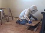 Video: Rodine niečo hučalo pod podlahou, keď z nej kus vyrezali, ostali ohromení