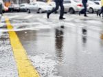 Na zľadovatených chodníkoch hrozia pády, treba si chrániť najmä hlavu