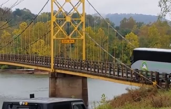 Video: Vodič autobusu ignoroval obmedzenie hmotnosti na moste, takýto to malo následok