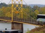 Video: Vodič autobusu ignoroval obmedzenie hmotnosti na moste, takýto to malo následok