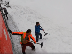 Video: Železničiari zachraňovali kamzíka zavaleného snehom