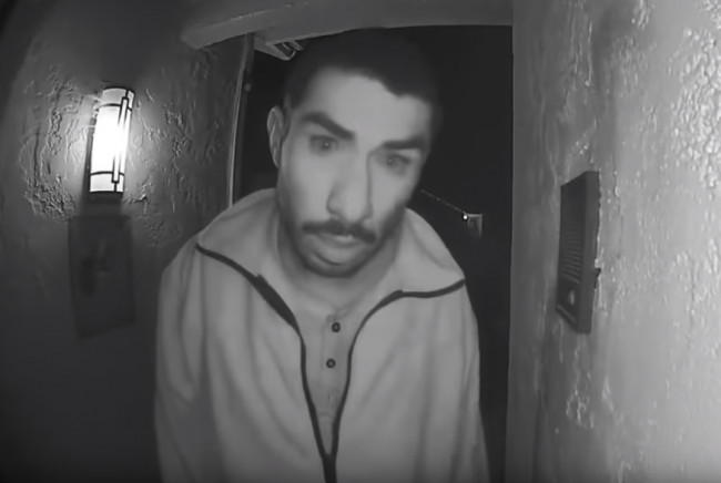 Video: Muž stál 3 hodiny pred dverami. Kamera zachytila jeho šokujúce správanie