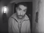 Video: Muž stál 3 hodiny pred dverami. Kamera zachytila jeho šokujúce správanie