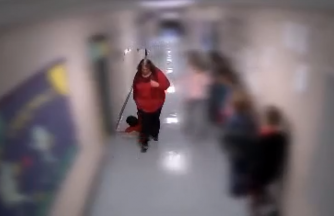  Video: Učiteľka vláčila ťažko chorého chlapca po chodbe