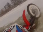 Video: Šialený Rus sa vybral motorkou po zamrznutej rieke, ľad sa pod ním začal lámať