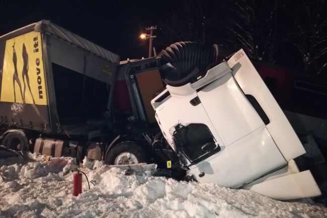 Cesta v Podvysokej je po nehode vlaku a kamióna už prejazdná
