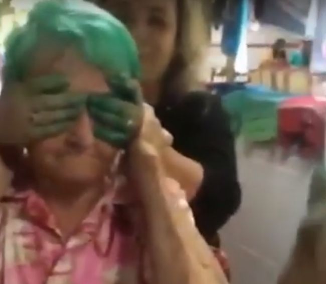 Video: Rodičia a manžel jej zakazovali farbu na vlasy. Po 80 rokoch si konečne splnila sen