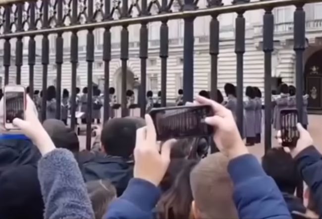 Video: Kráľovská stráž pred Buckinghamským palácom vzdala poctu kapele Queen