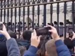 Video: Kráľovská stráž pred Buckinghamským palácom vzdala poctu kapele Queen