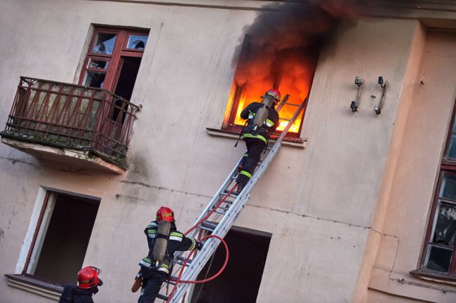 Pri požiari v bytovke zomrel otec s dvoma deťmi, mohol byť úmyselný