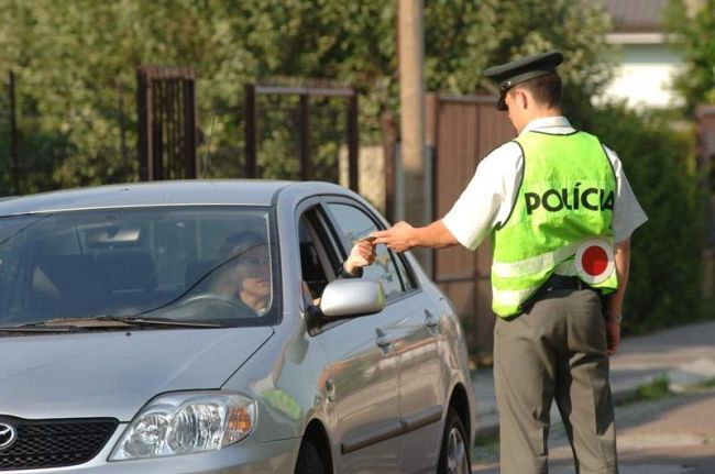 Nová technika pomôže slovenským policajtom odhaľovať vodičov s mobilom v ruke!