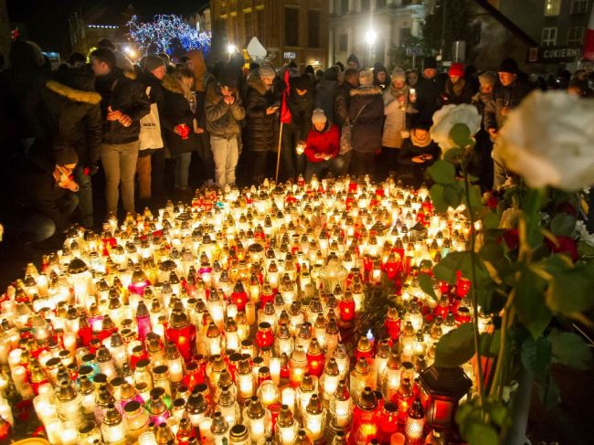 V Poľsku zatkli 3 ľudí vyzývajúcich na ďalšie vraždy po zabití starostu Gdanska