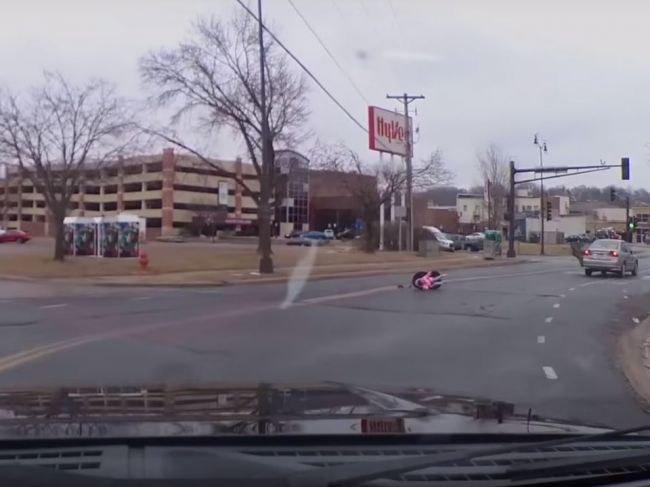 Video: Dieťa s autosedačkou za jazdy vypadlo z auta, vodič pokračoval v jazde