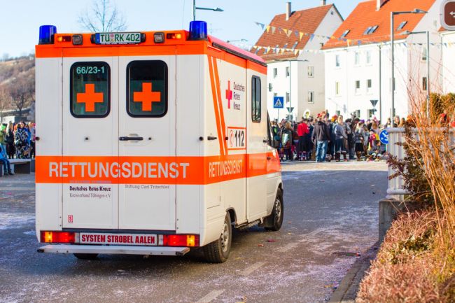 Nemecká polícia hľadá zvedavcov, ktorí si fotili obete autonehody v sanitke