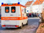 Nemecká polícia hľadá zvedavcov, ktorí si fotili obete autonehody v sanitke