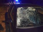 Tragická nehoda: Vodič vystúpil z odstaveného auta, zrazilo ho ďalšie