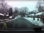 Video: Do auta mu hodili snehovú guľu. Vodič dal dole okienko a takto im to vrátil 