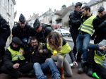 "Žlté vesty" si chcú minútou ticha uctiť obete protestov a zranených