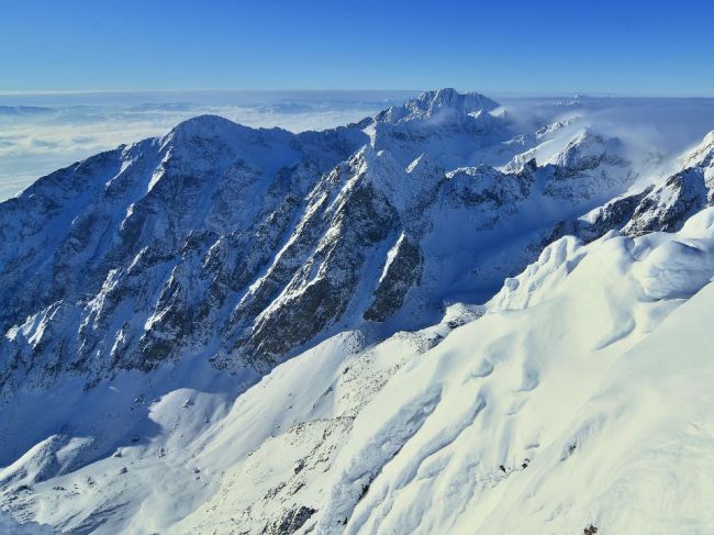 Vo Vysokých a Západných Tatrách je zvýšené lavínové nebezpečenstvo