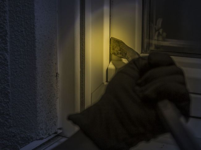 Ženu prebudil v noci nahý vlámač, ležiaci na nej v posteli