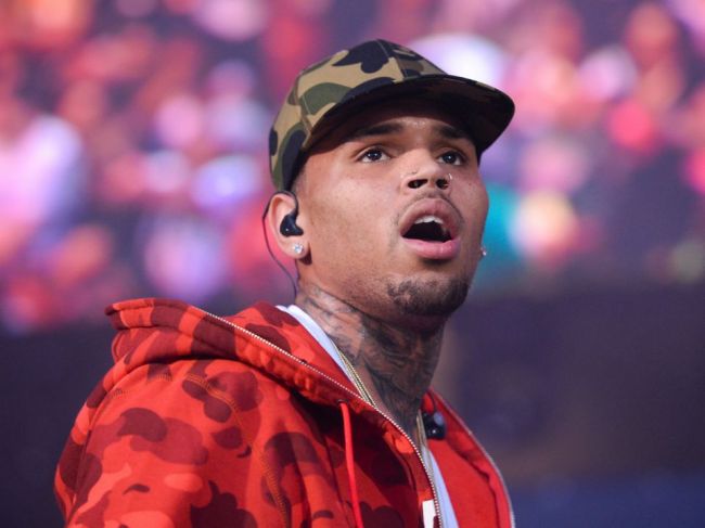 Amerického speváka Chrisa Browna po obvinení zo znásilnenia zatkli