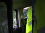 Video: Vodič ukazoval žene prostredník. Okamžite na to doplatil