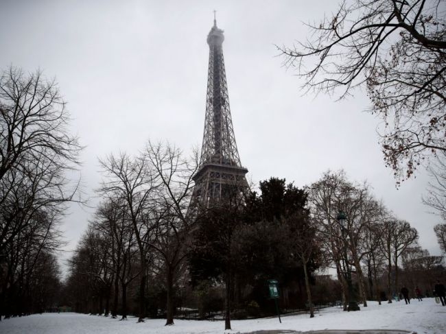 Francúzi zatvorili Eiffelovku, pre sneženie vyhlásili stav pohotovosti