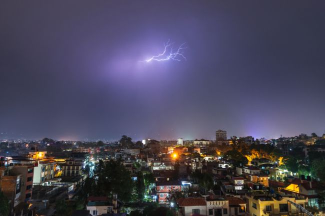 Blesky zabili tínedžerku a 30-ročného muža