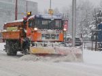 Na cestách sa nachádza zľadovatený sneh, cestári zdvíhajú varovný prst v týchto úsekoch