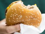 Video: Nechutné praktiky McDonald’s: Toto naservírovali zákazníkovi namiesto mäsa!