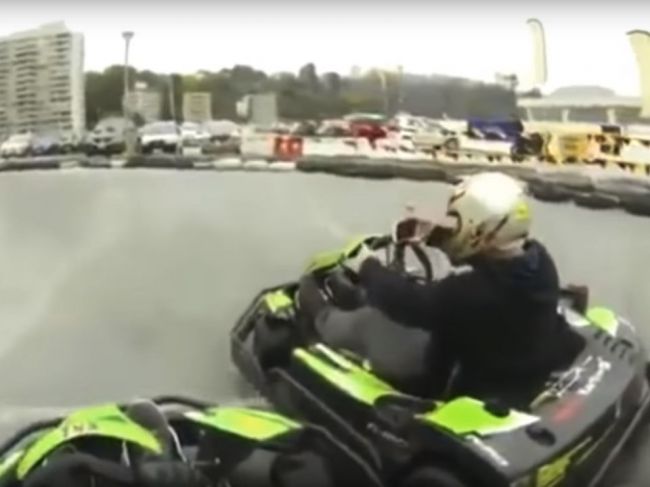 Video: Prečo sa neoplatí robiť selfie na motokárach