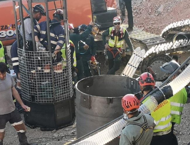 Záchranárov spustili do šachty, odtiaľ sa prekopú k dieťaťu v diere