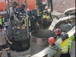 Záchranárov spustili do šachty, odtiaľ sa prekopú k dieťaťu v diere