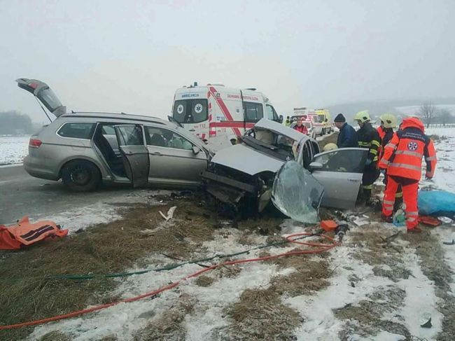 Vážnu dopravnú nehodu neprežili 2 osoby