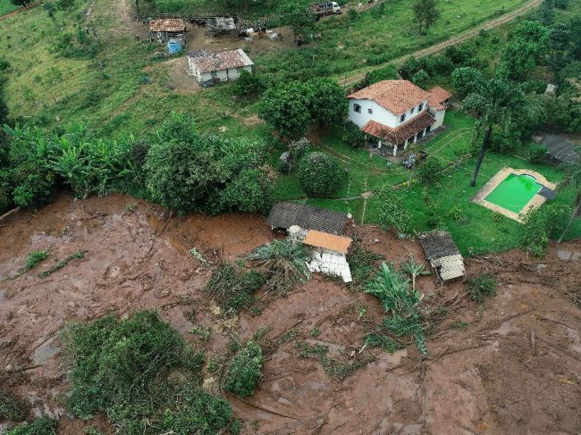Počet obetí pretrhnutia hrádze stúpol na najmenej 40