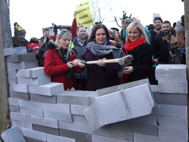 Stovky ľudí protestovali proti možnému obnoveniu tvrdej hranice