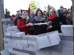 Stovky ľudí protestovali proti možnému obnoveniu tvrdej hranice