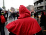 Na proteste červených šatiek v Paríži sa zišlo asi 10.000 ľudí