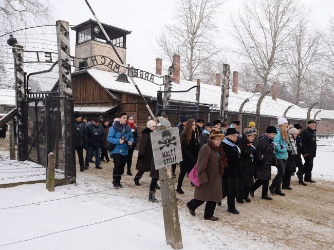 V tábore Auschwitz-Birkenau protestovali desiatky poľských nacionalistov