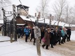 V tábore Auschwitz-Birkenau protestovali desiatky poľských nacionalistov