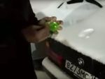 Video: Rusi vyliali na auto džús. Dôvod, prečo to urobili, vás pobaví