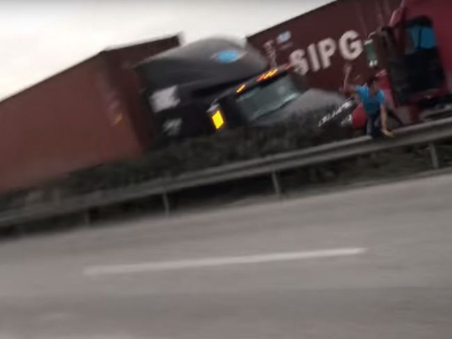 Video: Do muža na ceste takmer vrazil kamión. Vyhol sa mu vďaka extrémnym reflexom