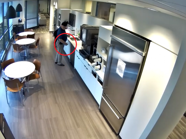 Video: Muž hodil na zem kocky ľadu. Kamera zachytila jeho podvod