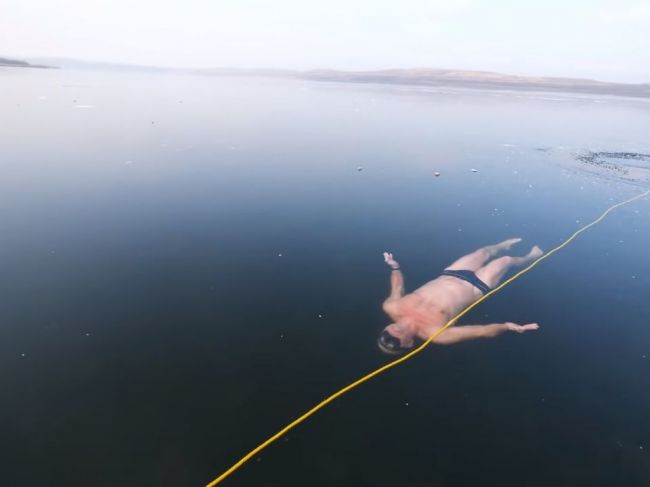Video: Odvážny Čech sa vydal plávať popod zamrznutú hladinu nádrže