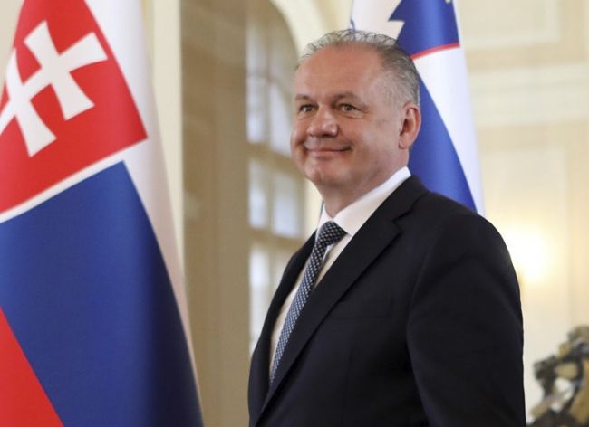 Prezident Andrej Kiska opäť rozdelil svoj plat desiatim rodinám v núdzi