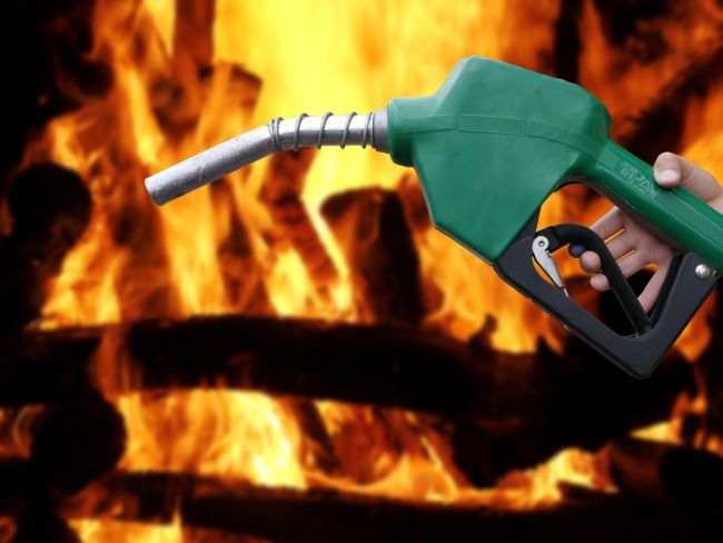 Muž rozlial na čerpacej stanici v Bratislave benzín a chcel ho zapáliť